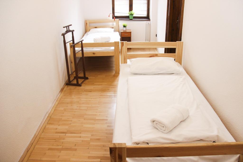 Walking Bed Downtown Hostel *