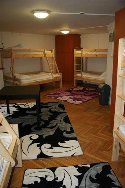 Walking Bed Downtown Hostel *