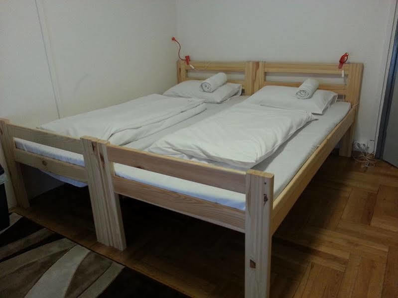 Walking Bed Downtown Hostel