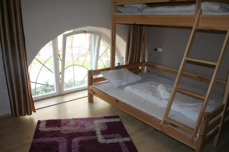 Walking Bed Downtown Hostel *