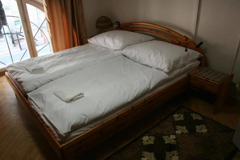 Walking Bed Downtown Hostel *
